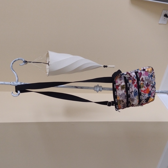 LeSportsac cross body purse - Picture 2 of 4